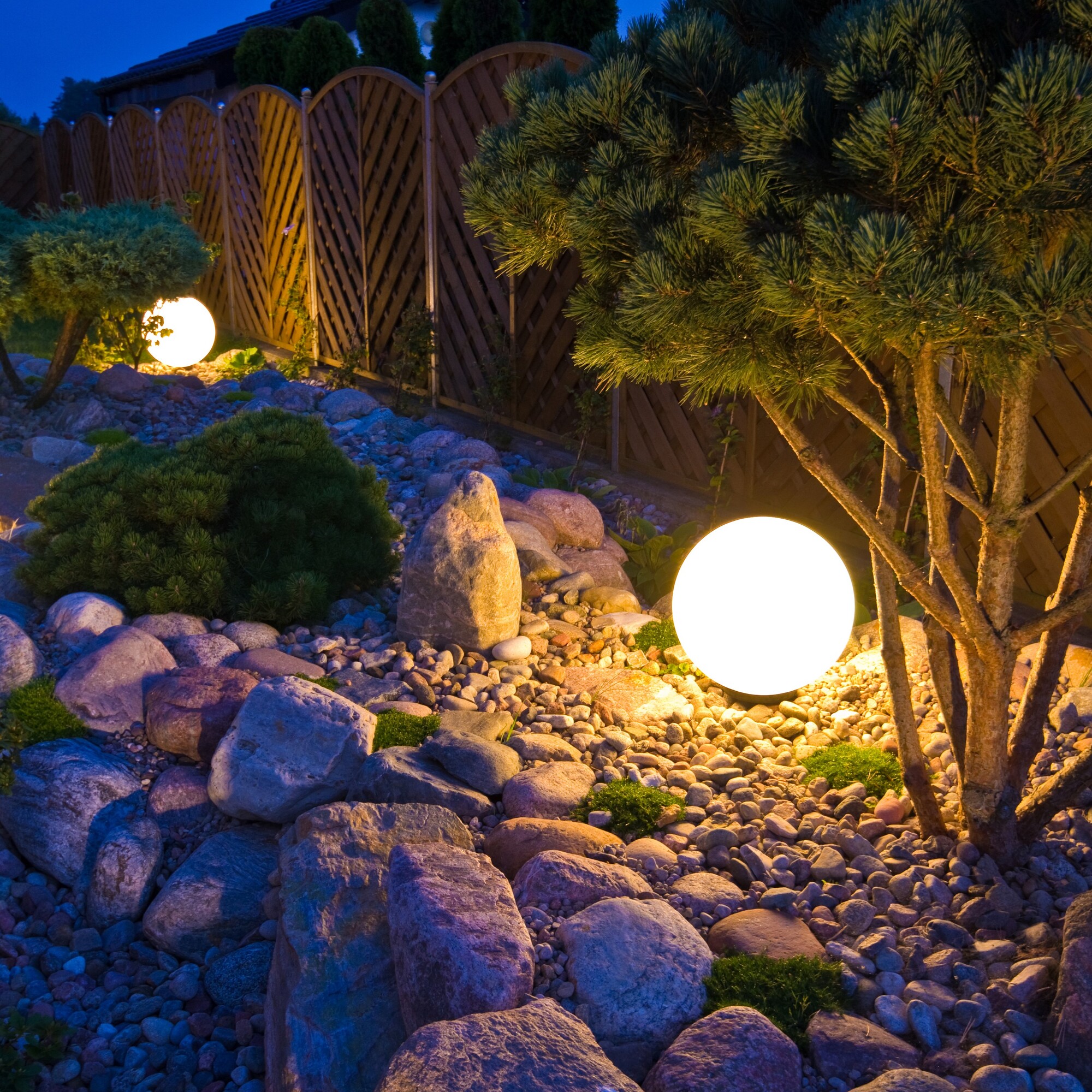 MeLiTec Solarleuchte - mehrfarbige Bodenbeleuchtung für Garten, Balkon & Terrasse - Solar-Bodenleuchte mit Farbwechsel - bis 8h Leuchtdauer - 30 cm - inkl. Akku - Kunststoff - Kugel - LK13-6 Gartenleuchte, Lichtung, Gartenbereich, Steine, Beleuchtung,